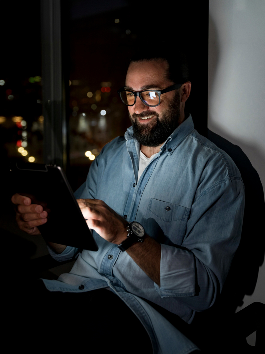 Professional working late, representing perfectionism and chronic stress